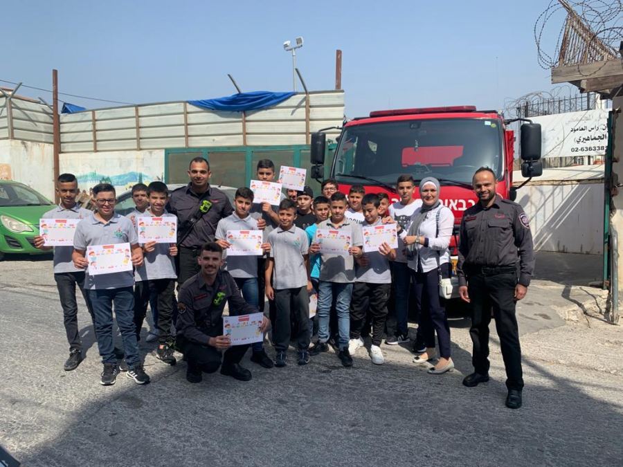 الاطفاء والانقاذ يرافق طلابنا الى المدارس وتوزيع مواد ارشاديه .